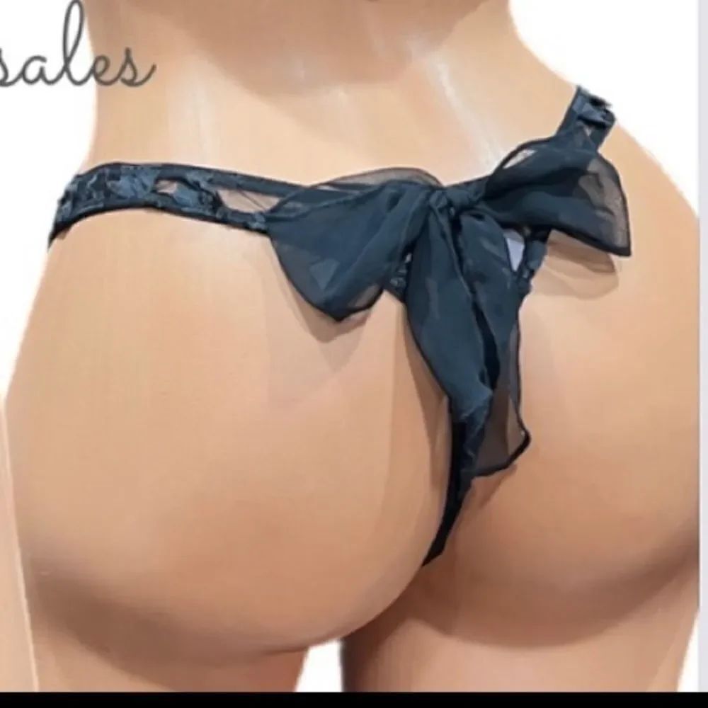 Victoria’s Secret Dream Angels Sexy Mesh & Flowers thong panty Black Large